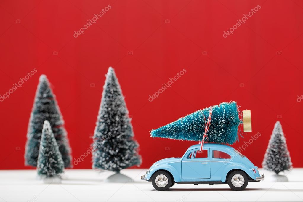 Auto mit Weihnachtsbaum Stockfotografie lizenzfreie Fotos © Melpomene 86449216 Depositphotos