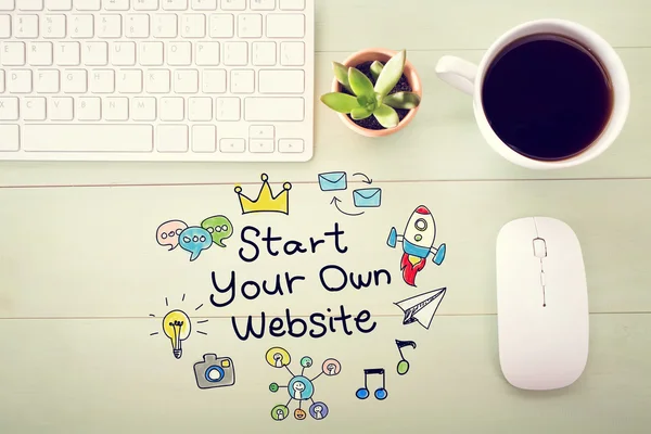 Starta din egen hemsida konceptet med arbetsstation — Stockfoto