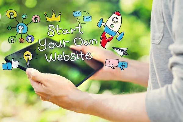 Comience su propio concepto de sitio web con el hombre sosteniendo su ordenador tableta —  Fotos de Stock