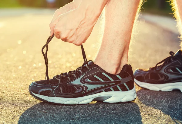 彼の靴を結ぶ男性ランナー — ストック写真