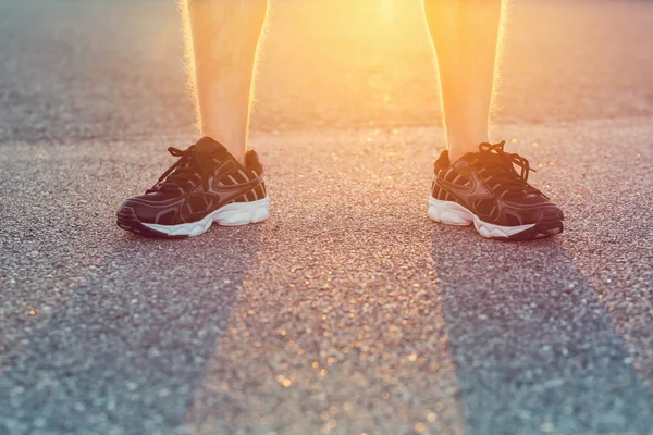 Sportler in Laufschuhen bereit für den Lauf — Stockfoto