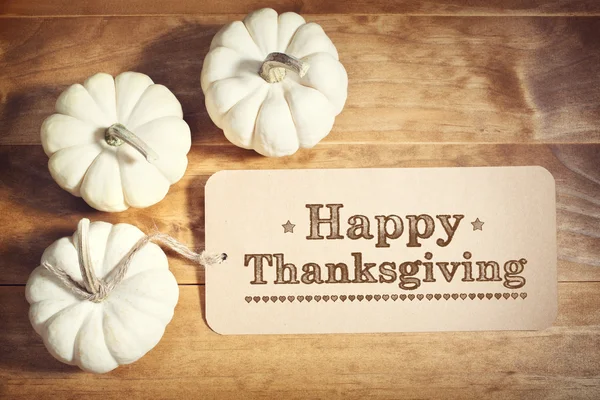 Joyeux Thanksgiving message avec de petites citrouilles blanches — Photo