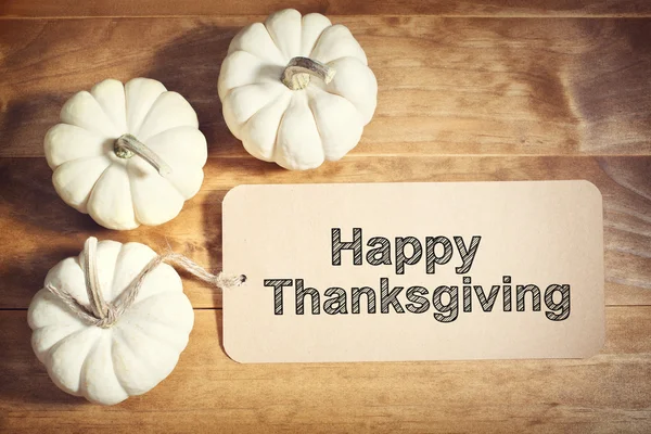 Feliz mensaje de Acción de Gracias con pequeñas calabazas blancas — Foto de Stock