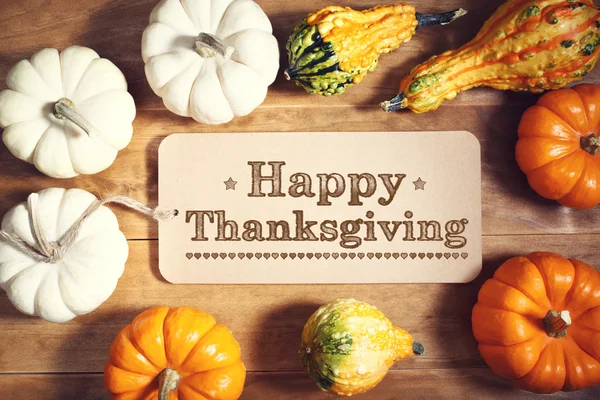 Message joyeux Thanksgiving avec des citrouilles colorées — Photo