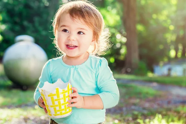 Happy toddler girl smiling outside — Stock Photo, Image