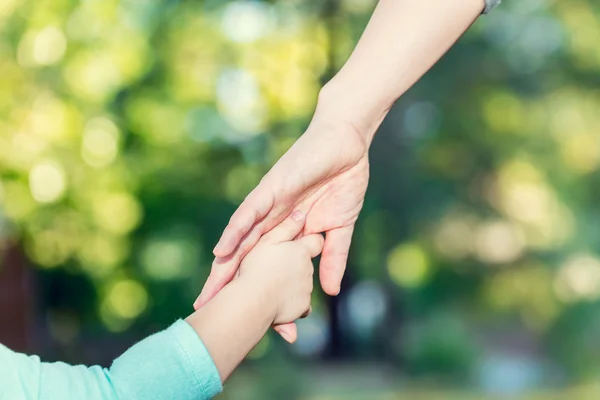 Peuter meisje hand in hand met haar moeder — Stockfoto