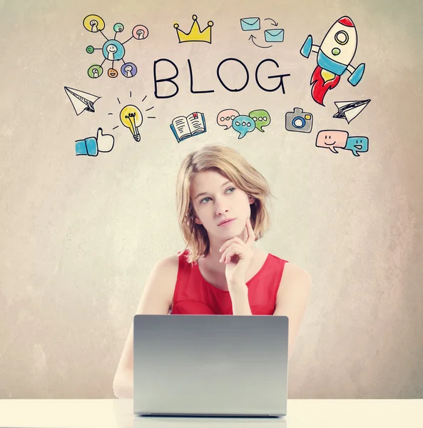 Blog fogalmát a nő dolgozik a laptop — Stock Fotó