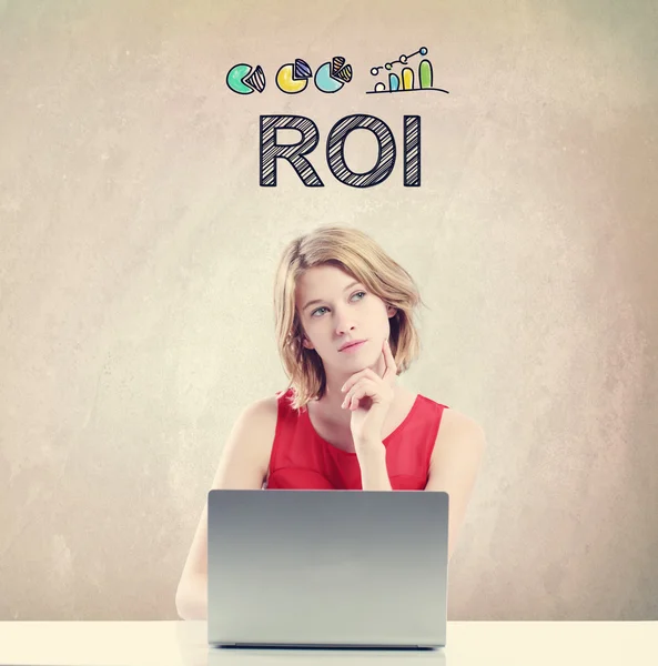 ROI koncept med kvinna som arbetar på en bärbar dator — Stockfoto