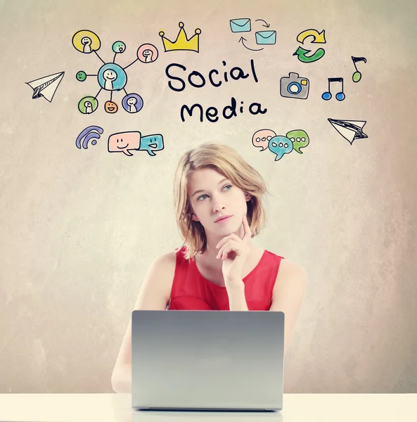 Sociale Media concept met de vrouw die op laptop werkt — Stockfoto