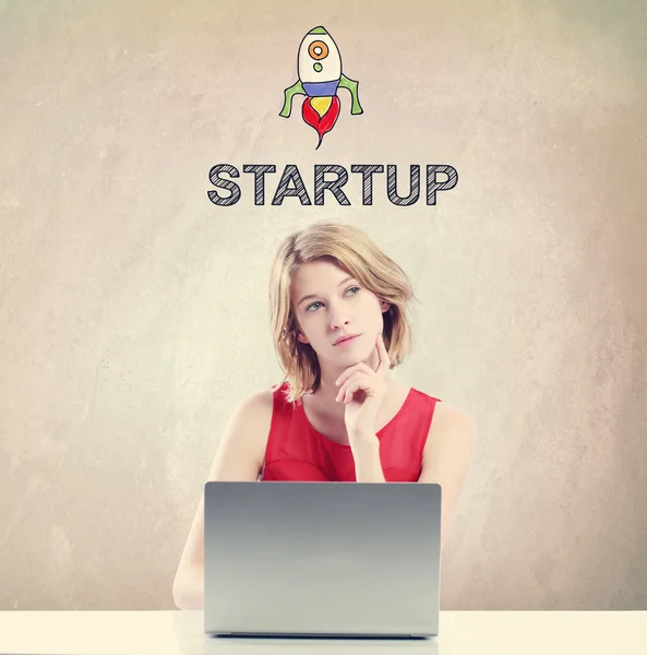 Strat up conceito com mulher trabalhando em um laptop — Fotografia de Stock