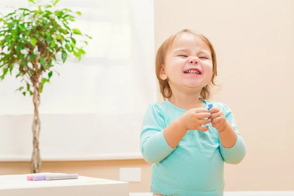 Šťastné batole dívka si hraje s křídou — Stock fotografie