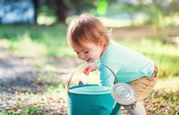 Ευχαρίστως toddler κορίτσι χαμογελά και να παίζουν έξω από — Φωτογραφία Αρχείου