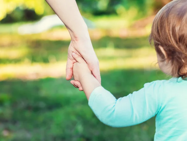 Peuter meisje hand in hand met haar moeder — Stockfoto