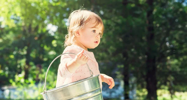 Glücklich Kleinkind Mädchen spielt draußen — Stockfoto