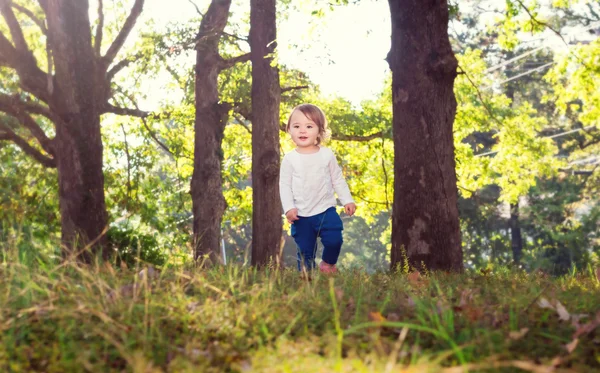 Ευχαρίστως toddler κορίτσι που παίζει έξω από — Φωτογραφία Αρχείου