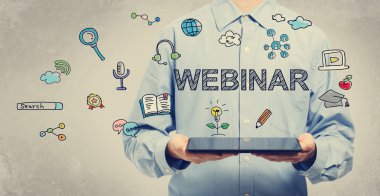Webinar kavramı ile bir tablet tutan adam