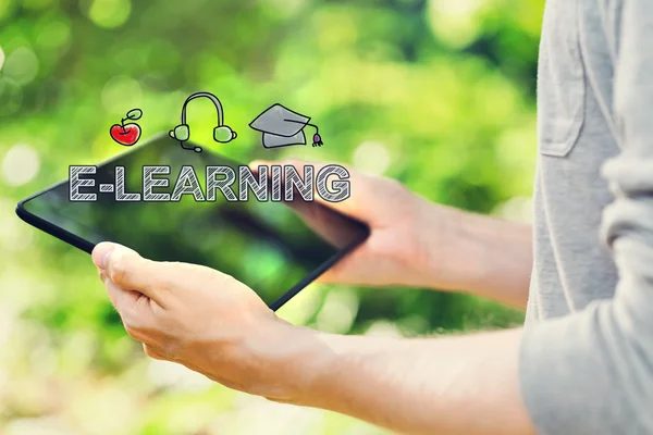 E-Learning koncepció ember tartja a tábla-PC — Stock Fotó