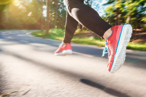 Femme jogging sur un sentier extérieur — Photo