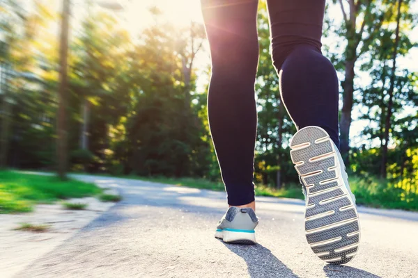 Mulher em sapatos de corrida pronto para uma corrida fora — Fotografia de Stock