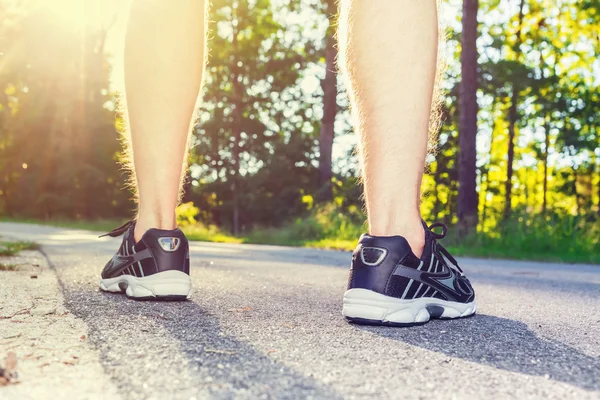 Homme en chaussures de course prêt pour une course — Photo