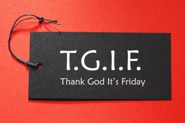 Siyah bir etiketteki TGIF metin