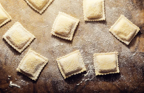 Handgjord färsk ravioli — Stockfoto