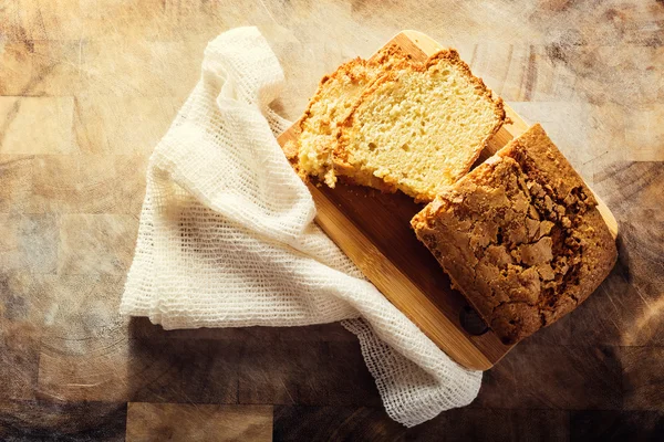 Torta fatta in casa su un tavolo di legno — Foto Stock