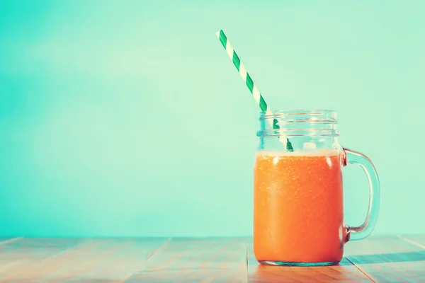 Jus de carotte dans un bocal à maçons — Photo