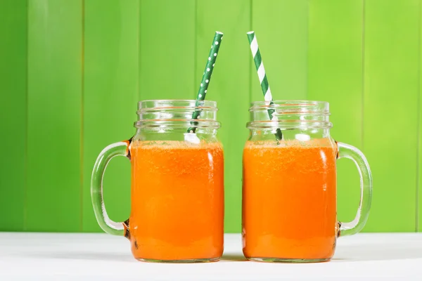 Carrot juice in masons jars — Stock Photo, Image