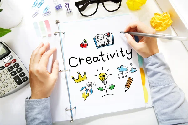 Persoon creativiteit concept tekening op wit papier — Stockfoto