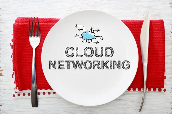 Concepto Cloud Networking en placa con tenedor y cuchillo — Foto de Stock