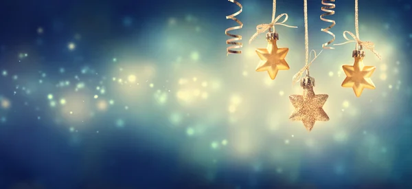 Natal ornamentos estrela dourada à noite — Fotografia de Stock