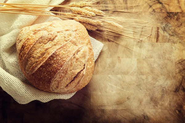 Bröd på rustika cutting board bakgrund — Stockfoto