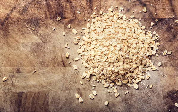 Montón de avena en una mesa rústica — Foto de Stock