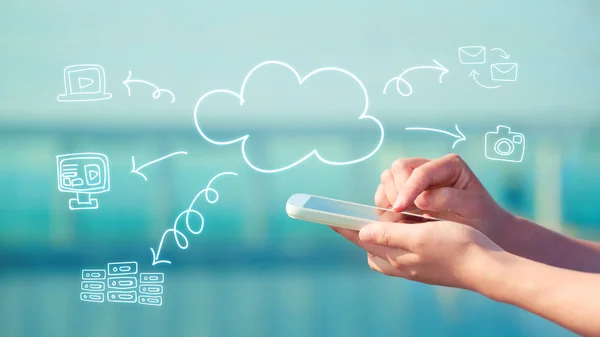 Concepto de Cloud Computing con smartphone — Foto de Stock