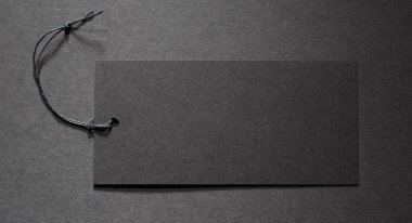 Siyah siyah kağıt üzerinde tag