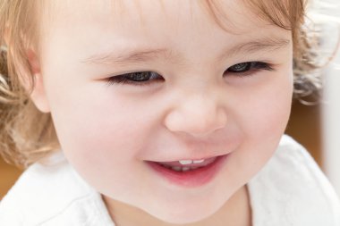 gülümseyen bir yürümeye başlayan çocuk kız portresi