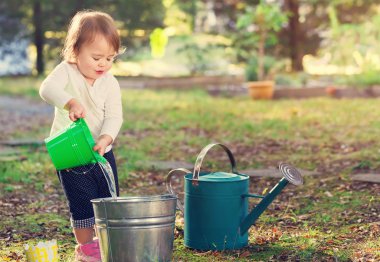 Dışında oynarken mutlu yürümeye başlayan çocuk kız