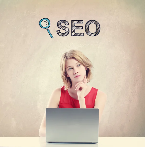 Concept SEO avec femme travaillant sur un ordinateur portable — Photo