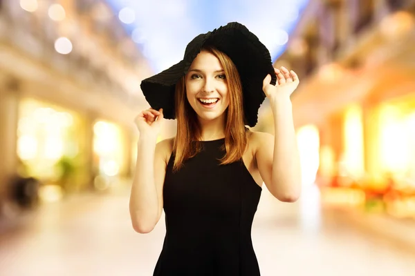 黒い帽子の幸せな若い女性 — ストック写真