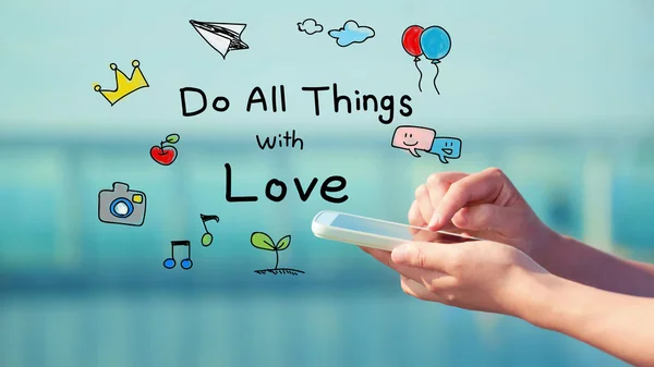 Faça todas as coisas com o conceito de amor com smartphone — Fotografia de Stock