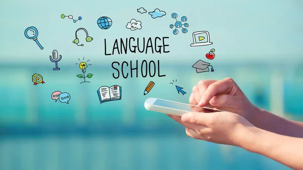 Concepto de escuela de idiomas con smartphone — Foto de Stock