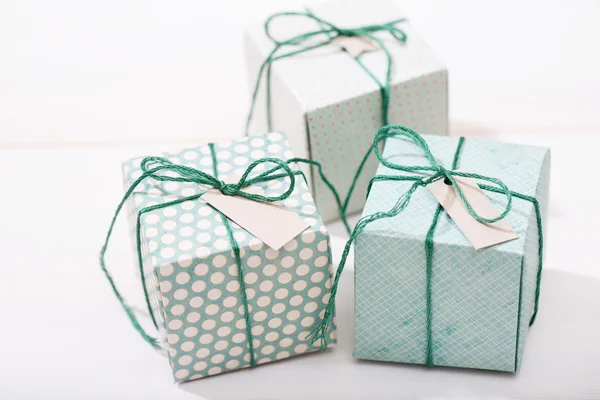 Pequeñas cajas de regalo verdes hechas a mano —  Fotos de Stock