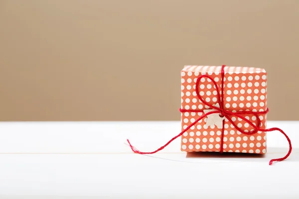 Pequeña caja de regalo roja hecha a mano — Foto de Stock