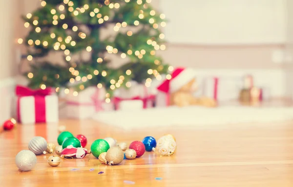 Karácsonyfa és karácsonyi díszek, a padló — Stock Fotó