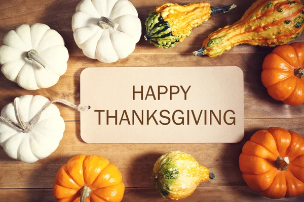 Feliz mensaje de Acción de Gracias con calabazas de colores — Foto de Stock