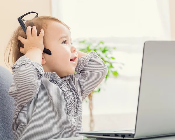 Ragazza bambino avendo un momento sorprendente durante l'utilizzo del suo computer portatile — Foto Stock