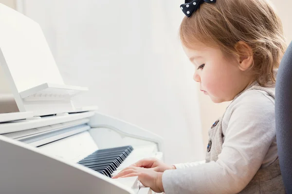 Little toddler girl playing the piano — Stock Photo, Image