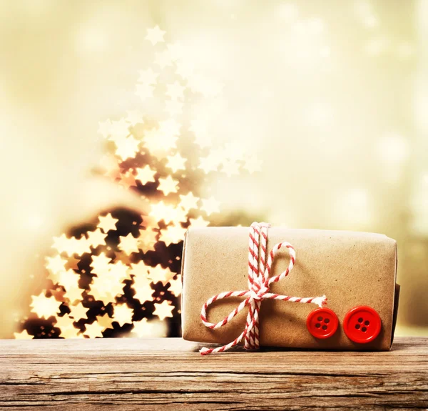 Handgefertigte Geschenkbox mit sternförmigen Lichtern — Stockfoto