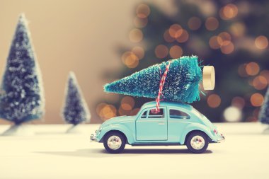 Bir Noel ağacı taşıyan araba